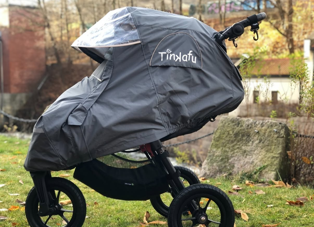 Tinkafu lietaus apsauga su stogeliu „Magic Print“ – tamsiai pilka - Image 4