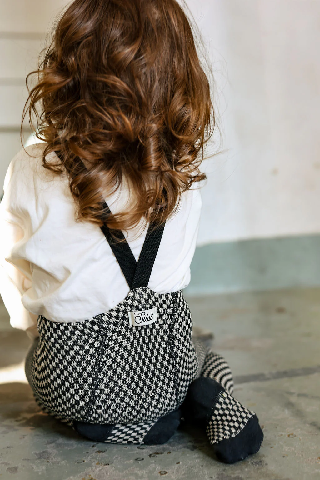 Silly Silas „Footed Black x White Checked“ pėdkelnės-kojinės su petnešėlėmis - Image 4