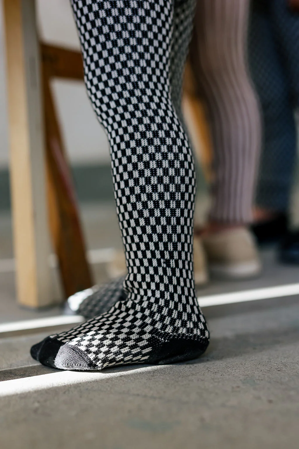 Silly Silas „Footed Black x White Checked“ pėdkelnės-kojinės su petnešėlėmis - Image 5
