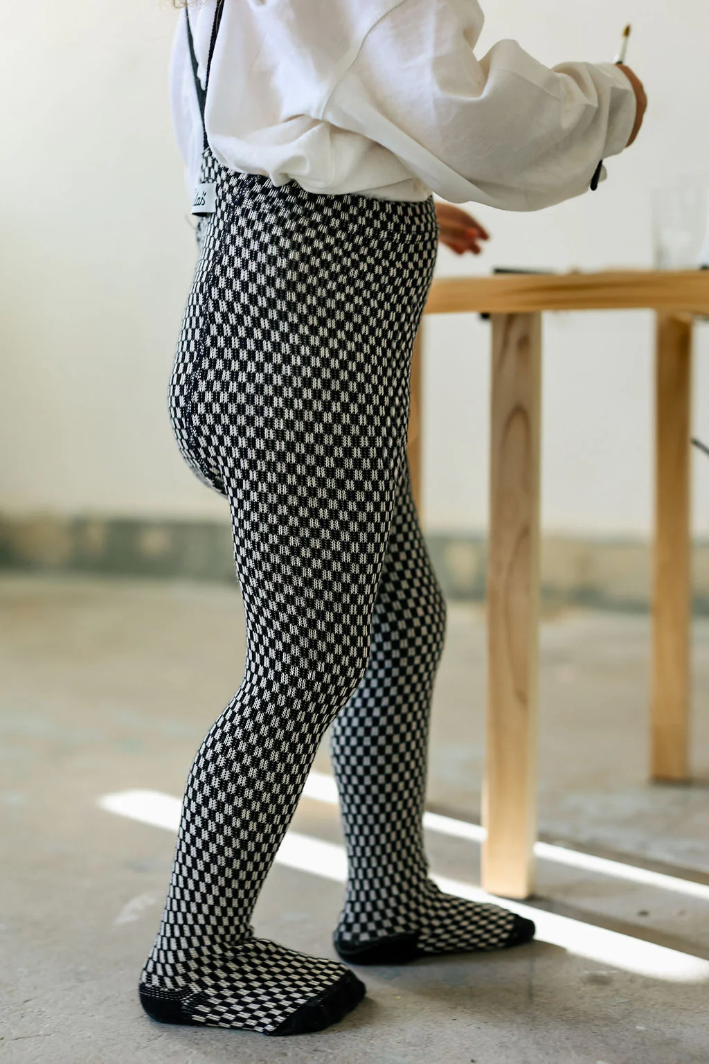 Silly Silas „Footed Black x White Checked“ pėdkelnės-kojinės su petnešėlėmis - Image 6